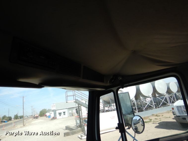 image for item HC9125 2004 Freightliner FL70  truck cab and chassis