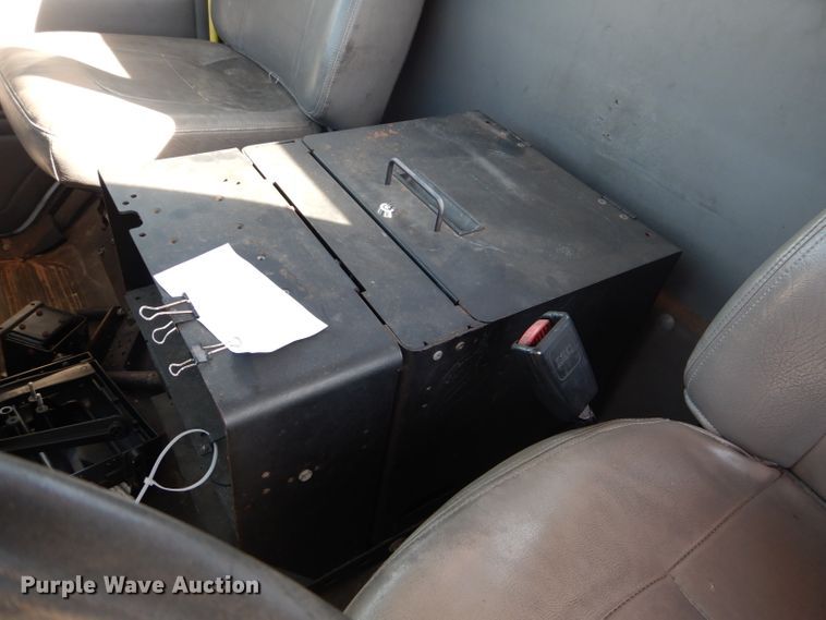 image for item HC9125 2004 Freightliner FL70  truck cab and chassis