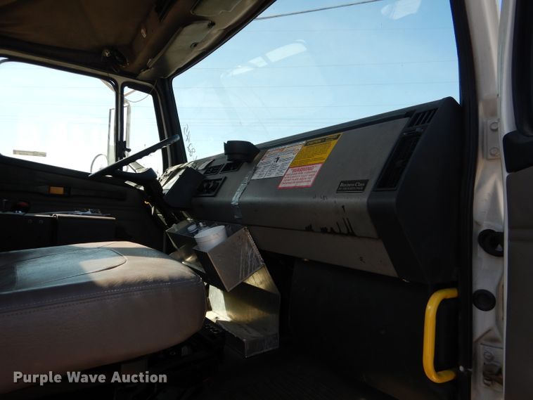 image for item HC9125 2004 Freightliner FL70  truck cab and chassis