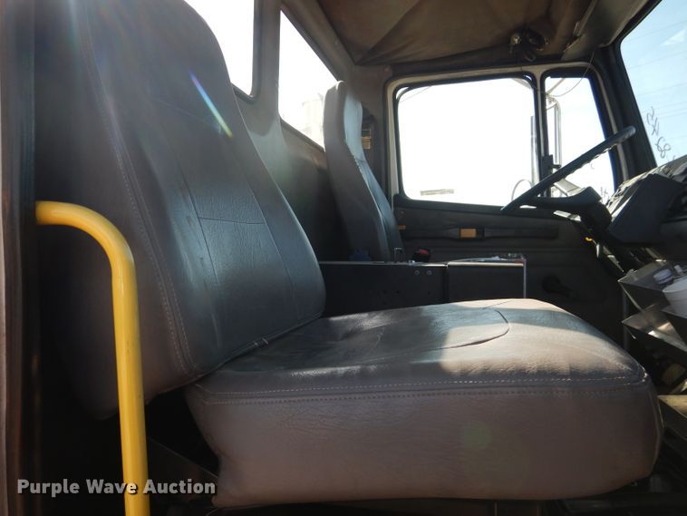 image for item HC9125 2004 Freightliner FL70  truck cab and chassis