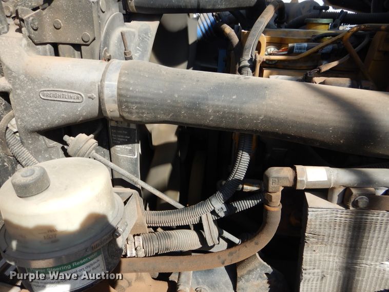 image for item HC9125 2004 Freightliner FL70  truck cab and chassis