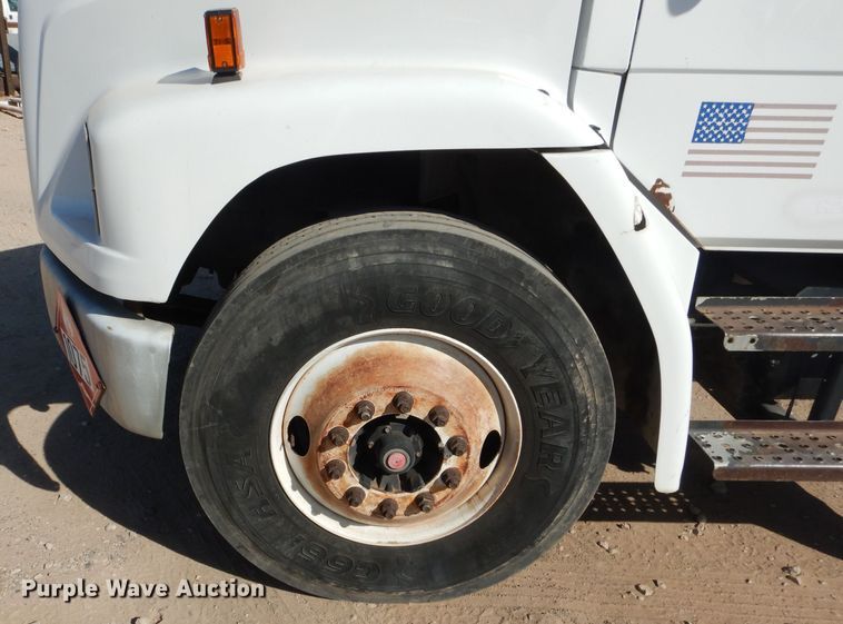 image for item HC9125 2004 Freightliner FL70  truck cab and chassis