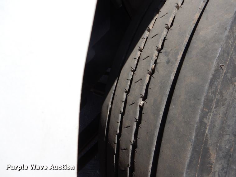 image for item HC9125 2004 Freightliner FL70  truck cab and chassis