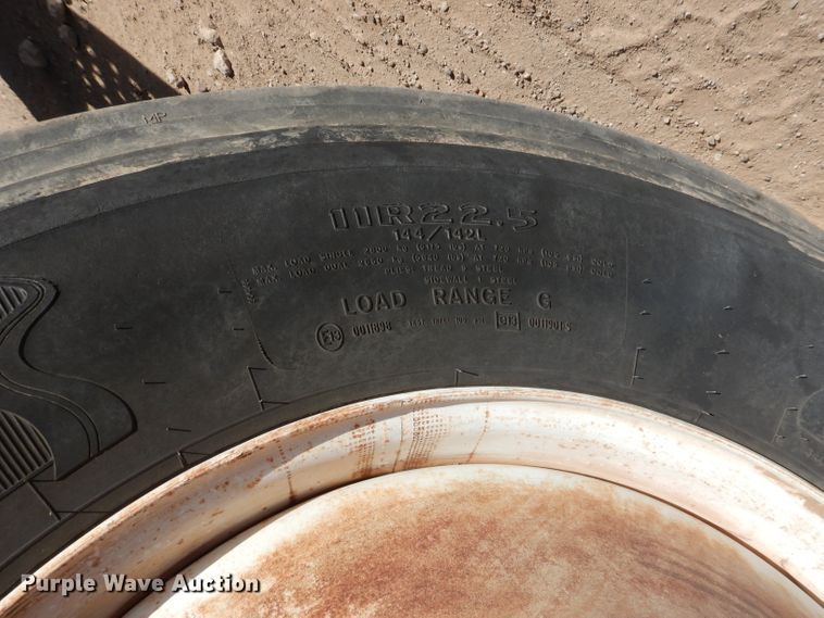 image for item HC9125 2004 Freightliner FL70  truck cab and chassis