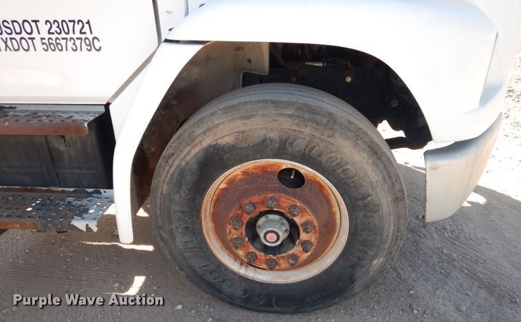 image for item HC9125 2004 Freightliner FL70  truck cab and chassis