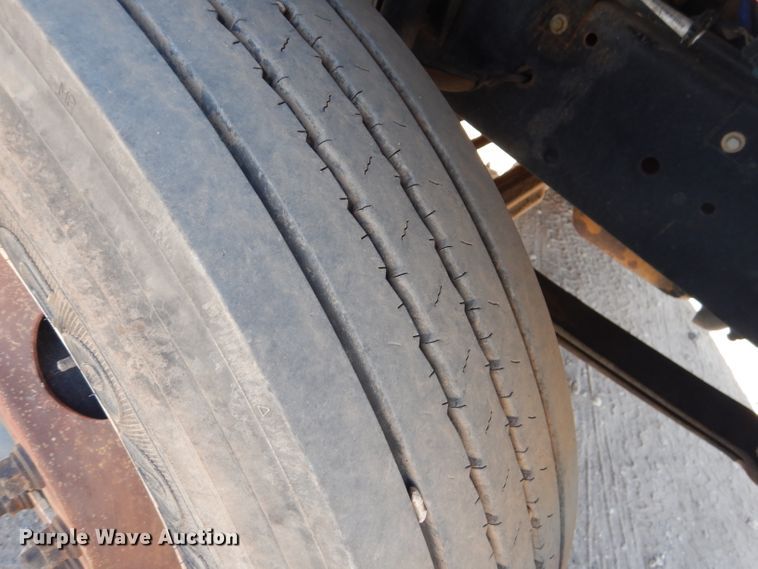 image for item HC9125 2004 Freightliner FL70  truck cab and chassis