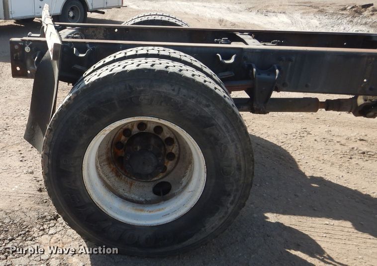 image for item HC9125 2004 Freightliner FL70  truck cab and chassis