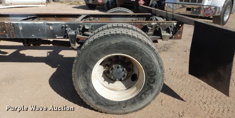 image for item HC9125 2004 Freightliner FL70  truck cab and chassis