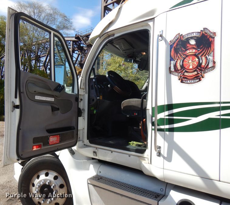 image for item HD9096 2012 Peterbilt 587  semi truck