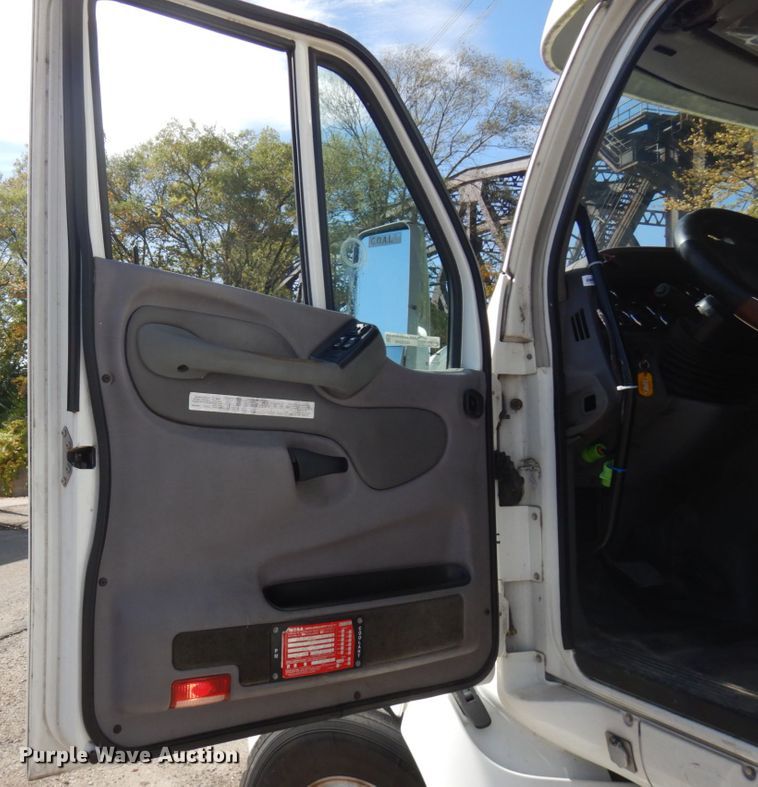 image for item HD9096 2012 Peterbilt 587  semi truck