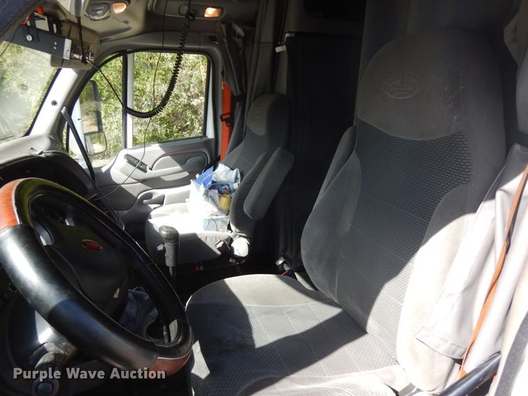 image for item HD9096 2012 Peterbilt 587  semi truck