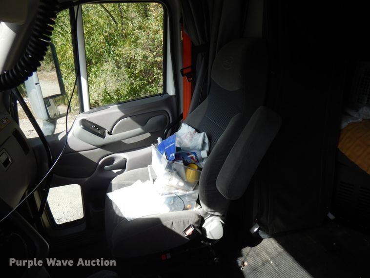 image for item HD9096 2012 Peterbilt 587  semi truck