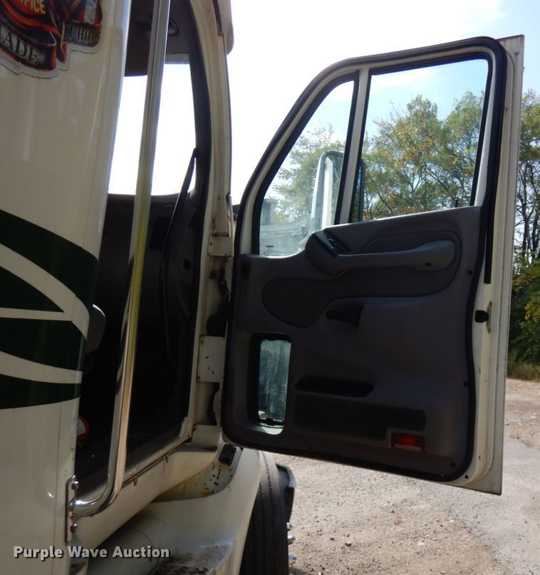 image for item HD9096 2012 Peterbilt 587  semi truck