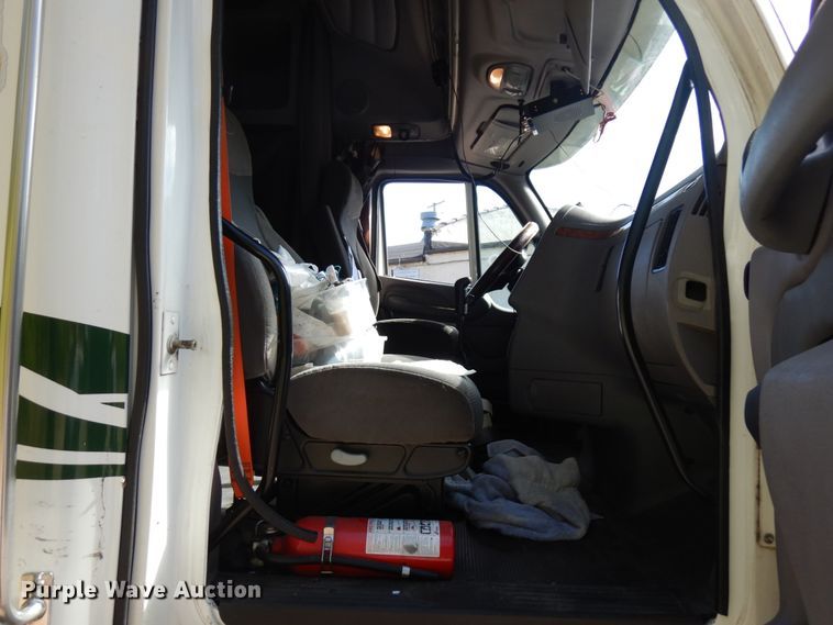 image for item HD9096 2012 Peterbilt 587  semi truck