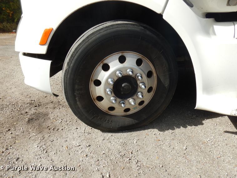 image for item HD9096 2012 Peterbilt 587  semi truck