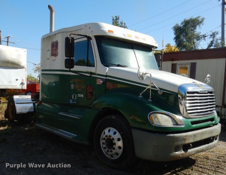 image for item HD9101 2007 Freightliner Columbia  semi truck