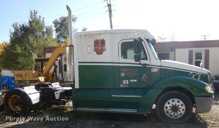 image for item HD9101 2007 Freightliner Columbia  semi truck