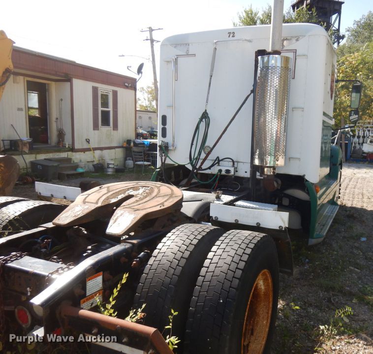 image for item HD9101 2007 Freightliner Columbia  semi truck