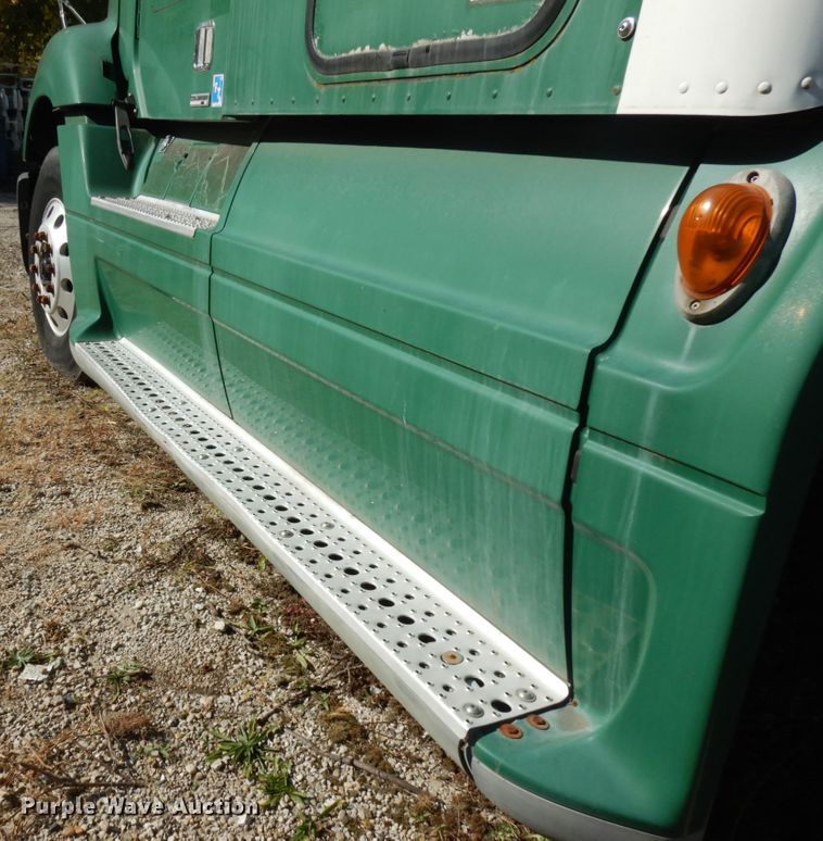 image for item HD9101 2007 Freightliner Columbia  semi truck