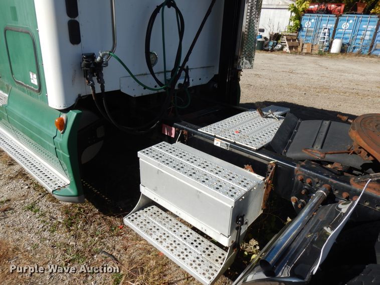 image for item HD9101 2007 Freightliner Columbia  semi truck