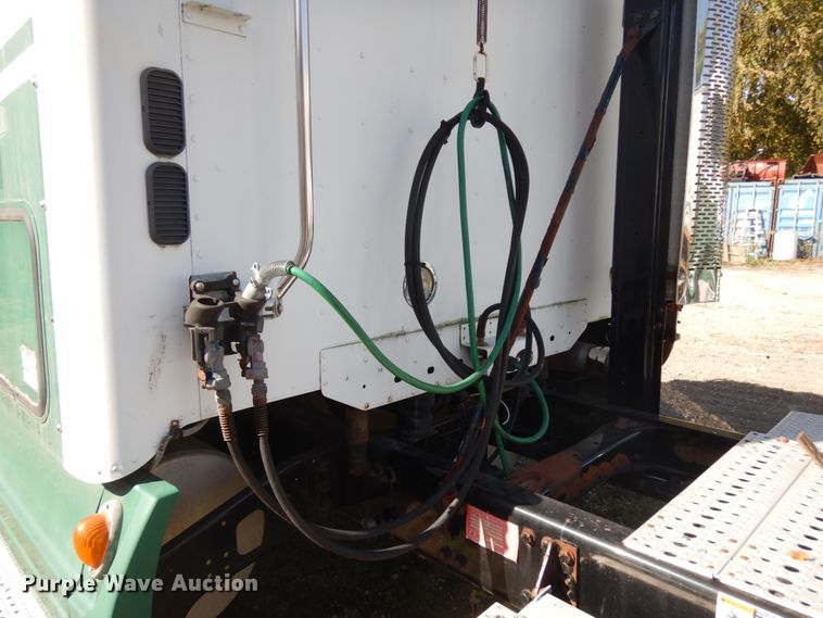 image for item HD9101 2007 Freightliner Columbia  semi truck