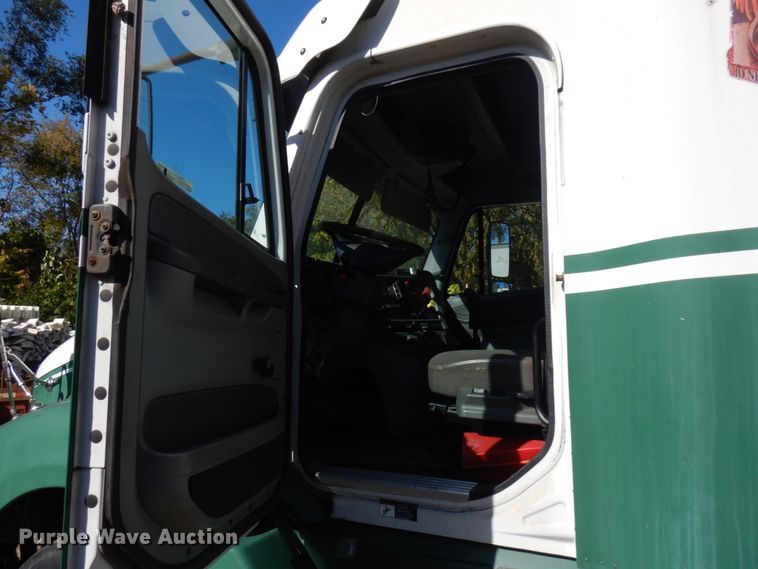 image for item HD9101 2007 Freightliner Columbia  semi truck