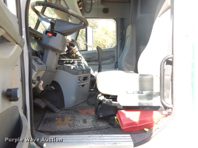 image for item HD9101 2007 Freightliner Columbia  semi truck