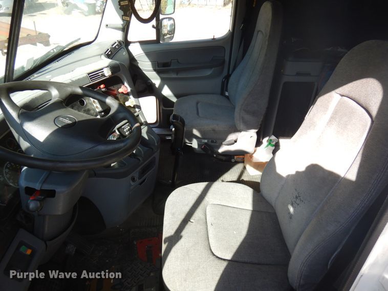 image for item HD9101 2007 Freightliner Columbia  semi truck