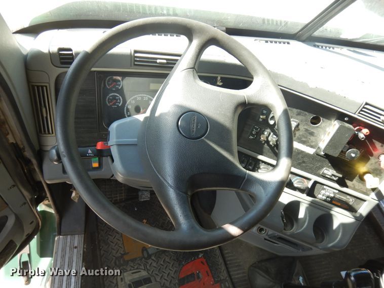 image for item HD9101 2007 Freightliner Columbia  semi truck