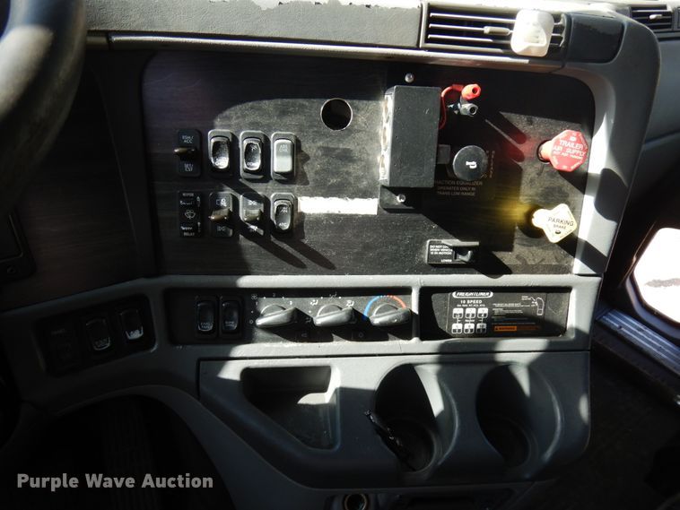 image for item HD9101 2007 Freightliner Columbia  semi truck