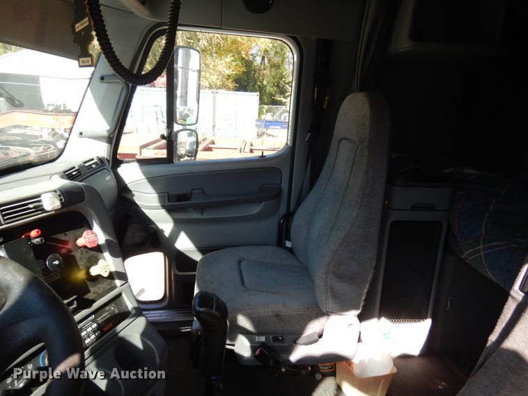 image for item HD9101 2007 Freightliner Columbia  semi truck