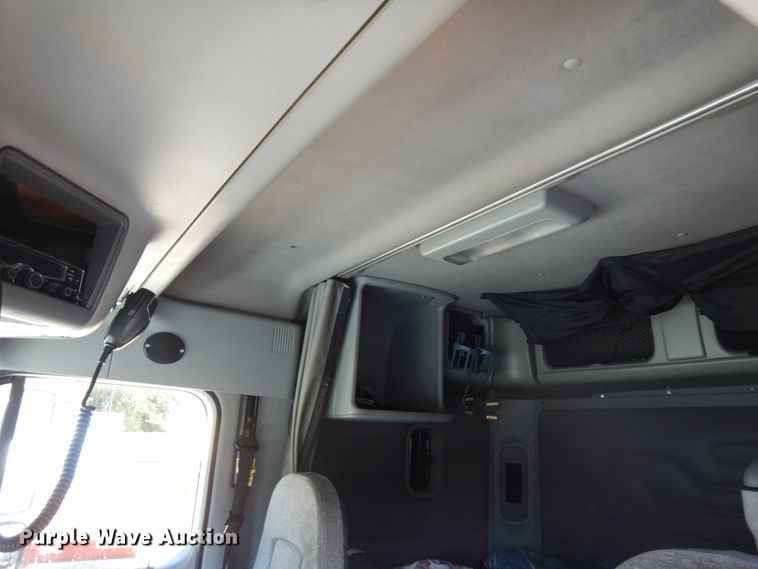 image for item HD9101 2007 Freightliner Columbia  semi truck