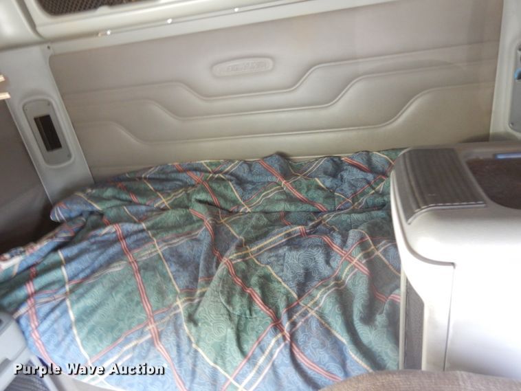 image for item HD9101 2007 Freightliner Columbia  semi truck