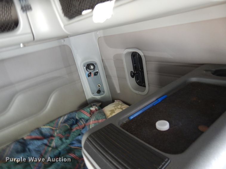 image for item HD9101 2007 Freightliner Columbia  semi truck