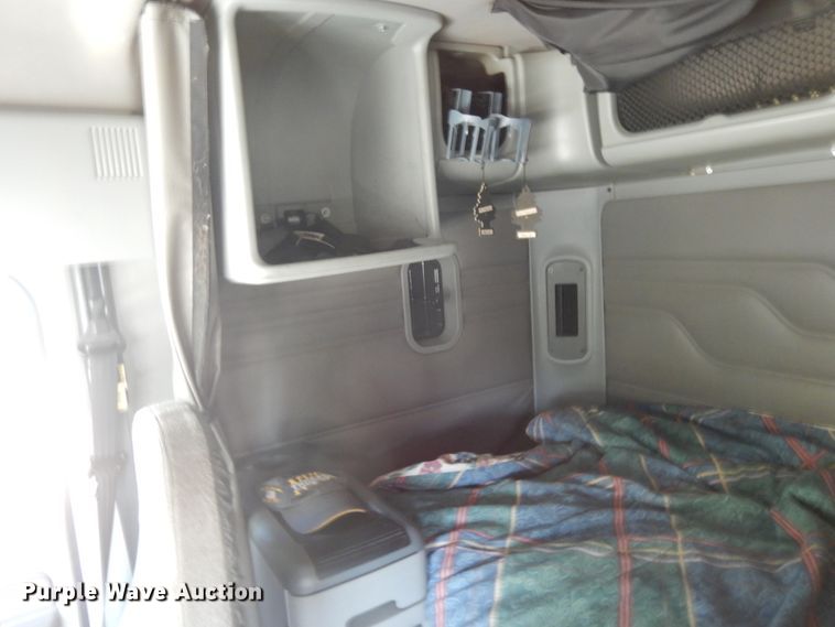 image for item HD9101 2007 Freightliner Columbia  semi truck