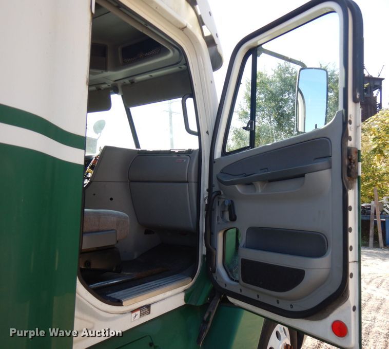 image for item HD9101 2007 Freightliner Columbia  semi truck