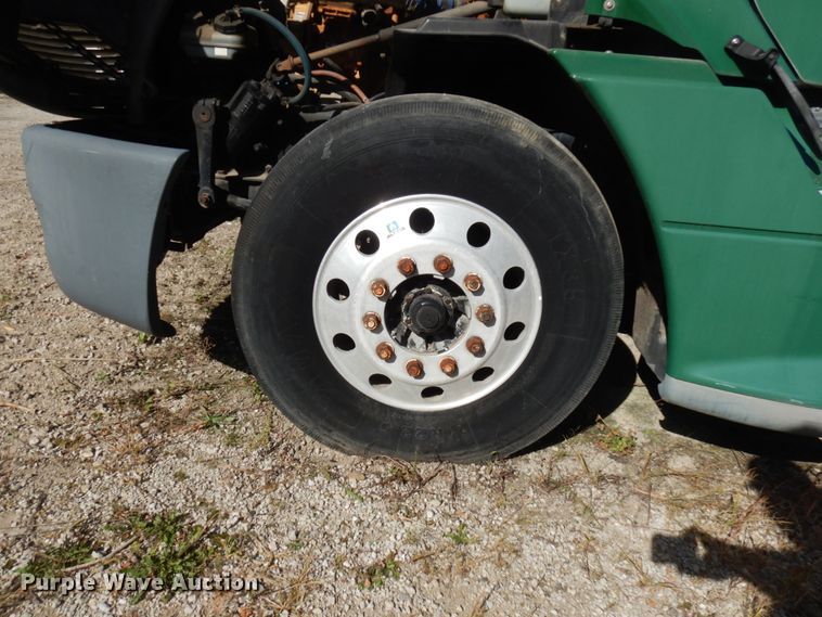 image for item HD9101 2007 Freightliner Columbia  semi truck