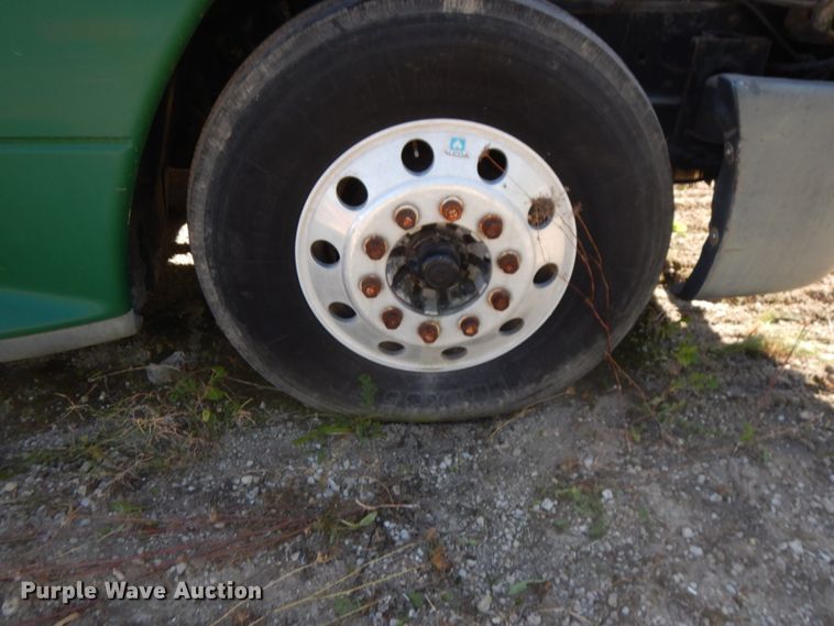 image for item HD9101 2007 Freightliner Columbia  semi truck