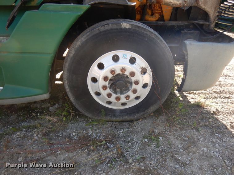 image for item HD9101 2007 Freightliner Columbia  semi truck