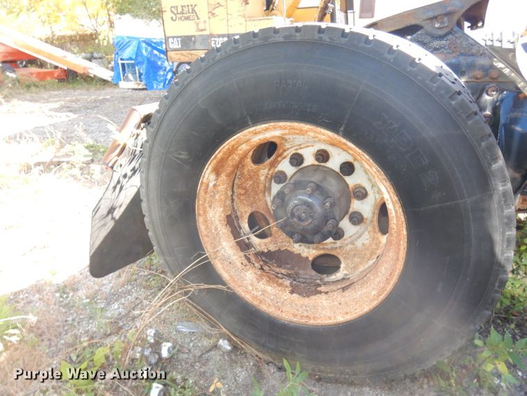 image for item HD9101 2007 Freightliner Columbia  semi truck