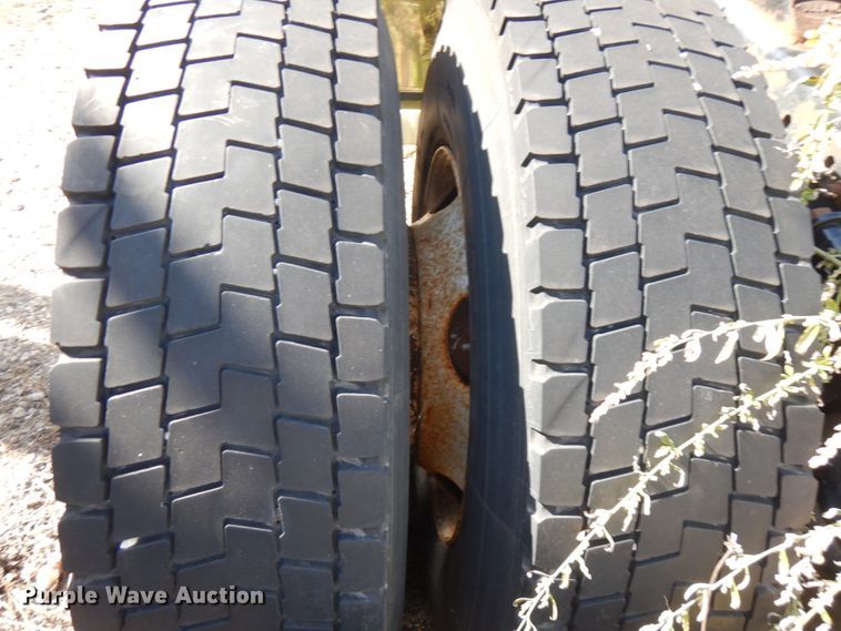 image for item HD9101 2007 Freightliner Columbia  semi truck