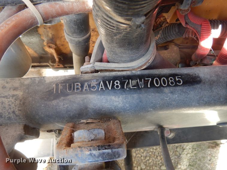 image for item HD9101 2007 Freightliner Columbia  semi truck