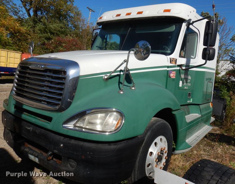 image for item HD9102 2007 Freightliner Columbia  semi truck