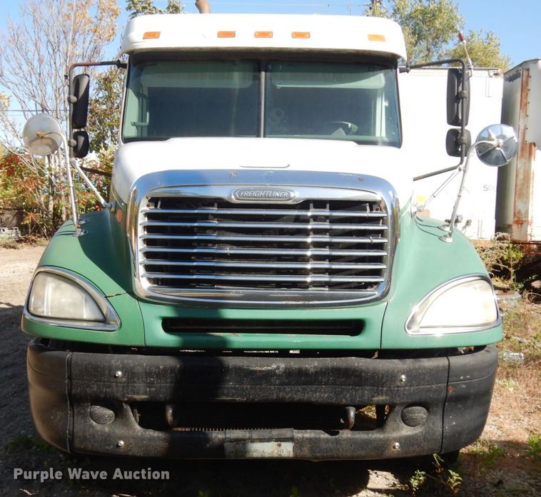 image for item HD9102 2007 Freightliner Columbia  semi truck