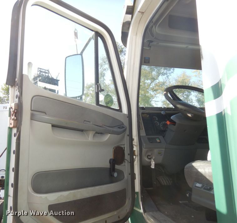 image for item HD9102 2007 Freightliner Columbia  semi truck