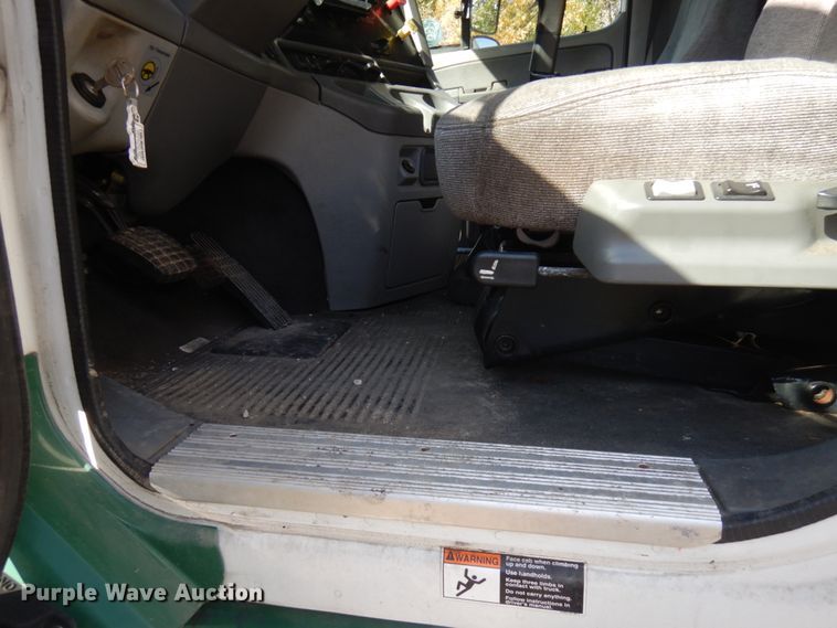 image for item HD9102 2007 Freightliner Columbia  semi truck