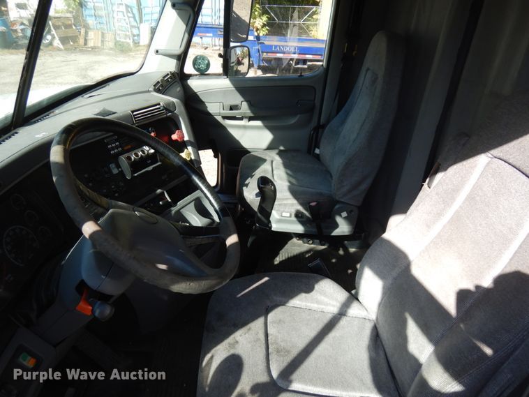 image for item HD9102 2007 Freightliner Columbia  semi truck