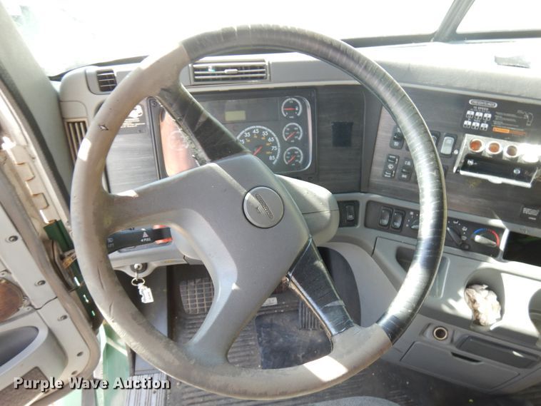 image for item HD9102 2007 Freightliner Columbia  semi truck