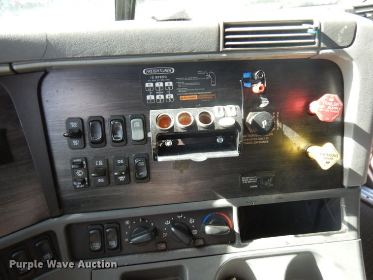 image for item HD9102 2007 Freightliner Columbia  semi truck