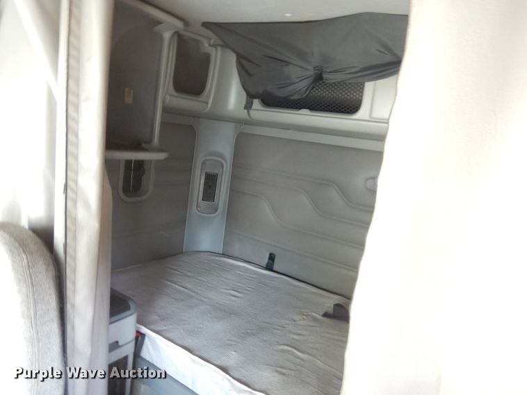 image for item HD9102 2007 Freightliner Columbia  semi truck